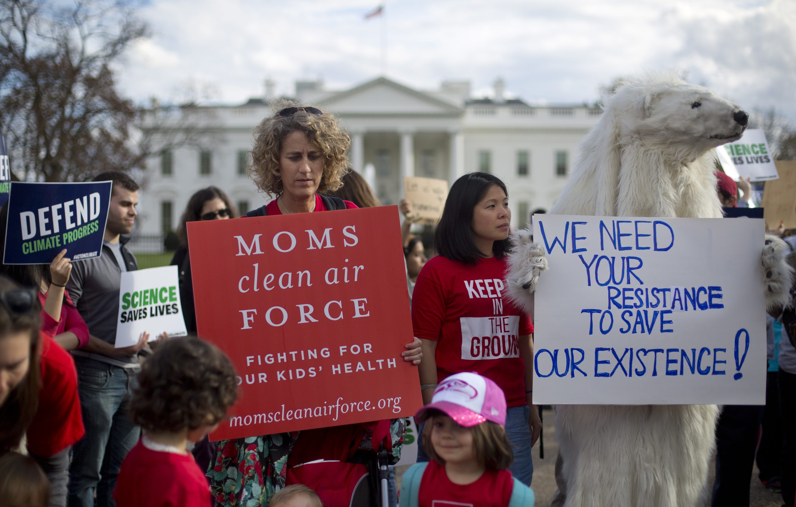 Demonstrators rally in front of the White House for clean air